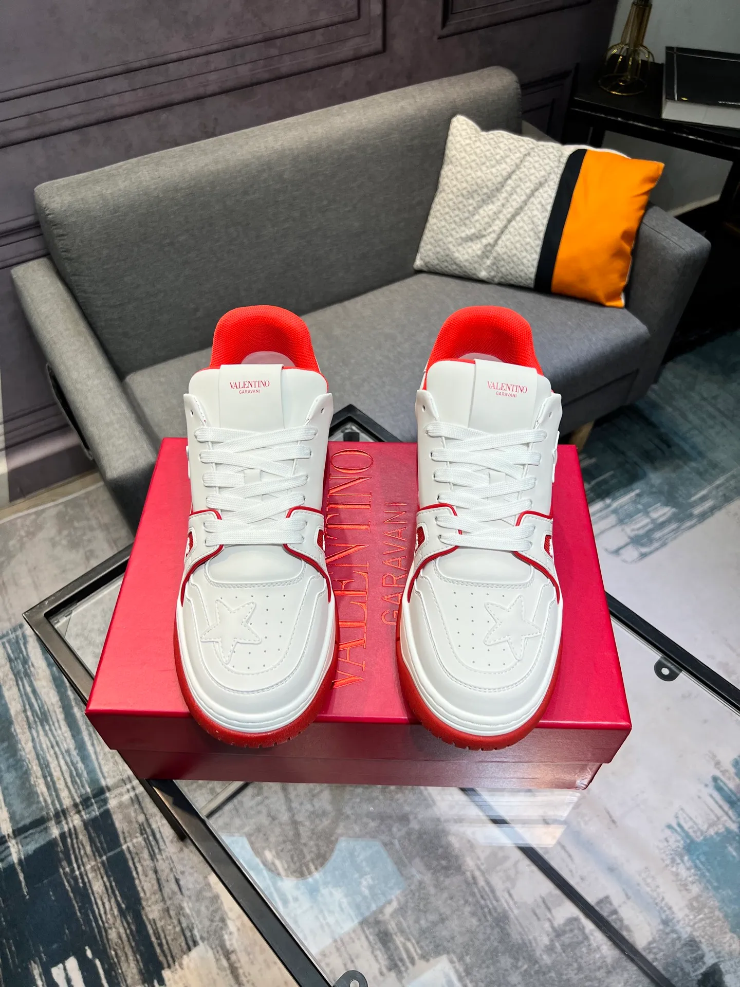 Men's Men's Shoes 💰660 Valentino 2023 early autumn new star shoes are now online! Wang Hedi and Ren Jialun have been worn by many celebrities. Who can refuse the same couple shoes as Wang Hedi! The design of Stars Stab My Heart is cool and spicy. The material of the shoes is cowhide, and every color is beautiful! Size 35-40, men’s size 39-44 (women’s 41, men’s 38, 45🉑️customized)